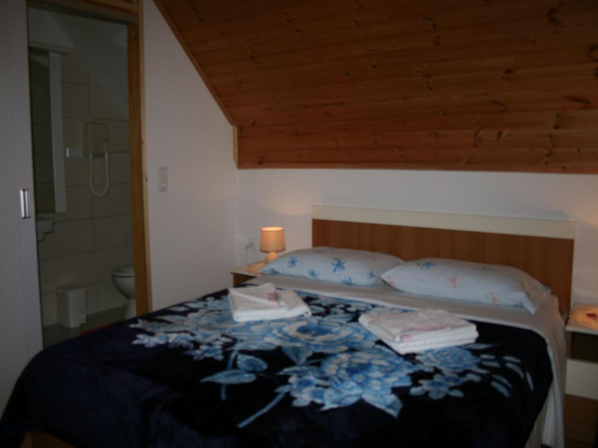 Adriana Guesthouse Jezerce Oda fotoğraf